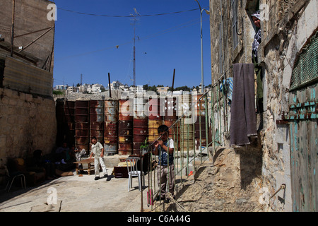 Obstacle placé par l'armée israélienne dans le quartier d'Al-Sahla juste en face de la rue Al-Shuhada qui utilisé pour être le centre de marché de gros de la région d'Hébron et a été fermé aux commerçants palestiniens après la violence dans la deuxième Intifada en vieille ville d'Hébron Cisjordanie Israël Banque D'Images