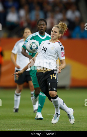 FRANCFORT - JUIN 30 : Kim Kulig, allemande, piège le ballon lors d'un match de Coupe du monde féminine de la FIFA du Groupe A contre le Nigeria le 30 juin 2011 au stade de la Coupe du monde féminine de la FIFA à Francfort, en Allemagne. Usage éditorial exclusif. Utilisation commerciale interdite. (Photographie de Jonathan Paul Larsen / Diadem images) Banque D'Images
