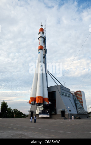 Le monument de transport spatial russe fusée. Samara. La Russie. Banque D'Images