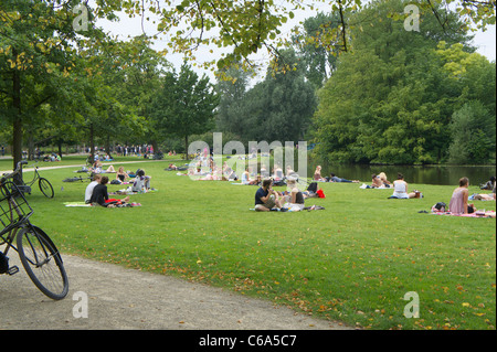 Une longue Vondelpark à Amsterdam sur un dimanche d'août chaud et humide Banque D'Images