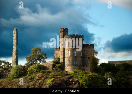 Un château écossais sur un Calton Hill abattu lors d'une soirée d'été Banque D'Images