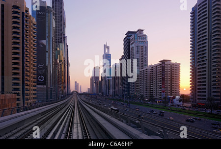 Voir le métro sur Sheikh Zayed Road, coucher du soleil, le centre-ville de Dubai, Dubaï, Émirats arabes unis, Moyen Orient Banque D'Images