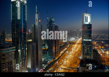 Soirée au Golfe persique, trafic, ville, centre-ville de Dubai, Dubaï, Émirats arabes unis, Moyen Orient Banque D'Images