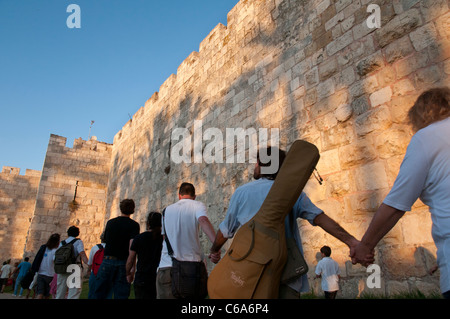 Chaîne de personnes autour des murs de la ville au cours de l'étreinte de Jérusalem. Israël Banque D'Images