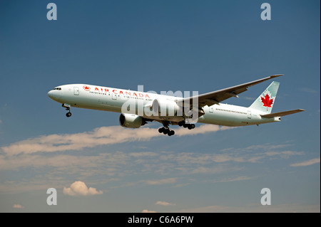 Air Canada Boeing 767-375ER approche de Londres Heathrow LHR 7570 SCO Banque D'Images