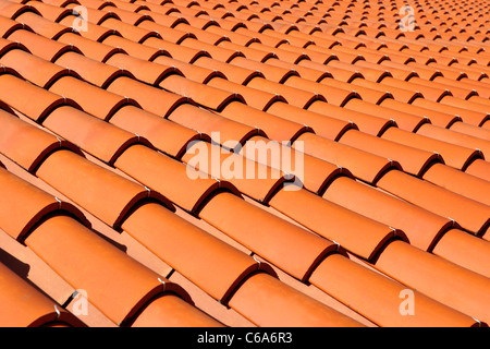 Toit de tuiles orange fabriqué à partir d'un matériau céramique Banque D'Images