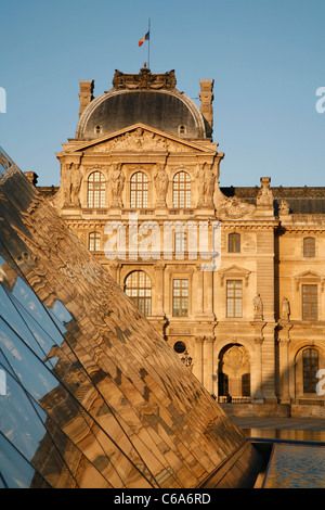 PARIS, FRANCE - Le 16 juin : La grande pyramide du Louvre et façade de Pavillon Sully en lumière au coucher du soleil Banque D'Images