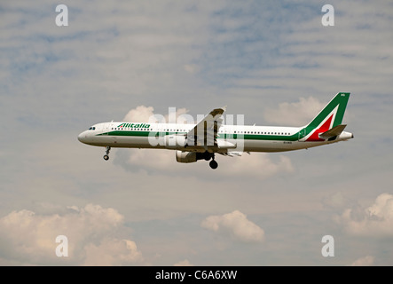 Alitalia A321-112 'Plaza dei Miracoil Pise' près de l'aéroport Heathrow de Londres. 7572 SCO Banque D'Images