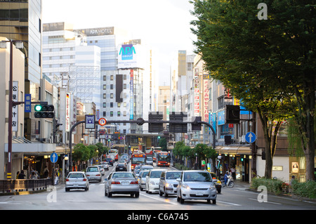 Le trafic important sur la route principale dans une ville d'Asie Banque D'Images