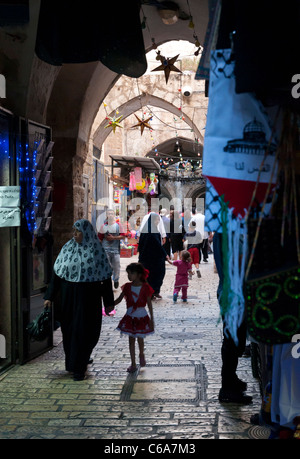 Femme palestinienne et sa fille marche dans les rues du quartier musulman. Vieille ville de Jérusalem Banque D'Images