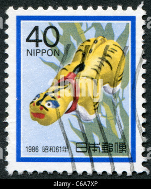 Japon - 1985 : timbre imprimé au Japon, représente un tigre en papier mâché, l'année du Tigre Banque D'Images