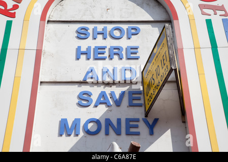 Scène de rue à Brixton Road, une zone multiculturelle dans le sud de Londres. La dépendance Arcade signe. Banque D'Images