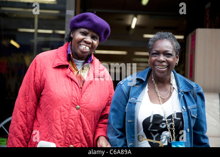 Mesdames sur Brixton Road, une zone multiculturelle dans le sud de Londres. Principalement connu comme une communauté des Caraïbes. Banque D'Images