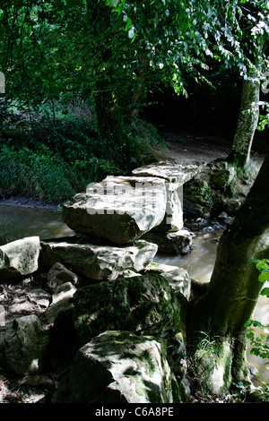 Pont mégalithique, rivière La Varenne, le Chatellier (Orne, Normandie, France). Banque D'Images