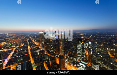 Vue panoramique depuis la tour principale sur Frankfurt am Main dans la nuit, lumières colorées, illumination Frankfurt am Main, Allemagne Banque D'Images
