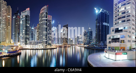 Spectaculaire skyline at night, Marina de Dubaï, Dubaï, Emirats Arabes Unis, Moyen Orient Banque D'Images