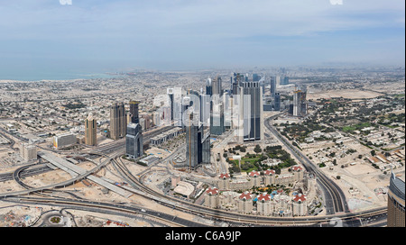 Vue sur Dubaï SHEIK ZAYED ROAD, depuis le plus haut pont d'observation du monde, EN HAUT, Burj Khalifa, Dubai Banque D'Images