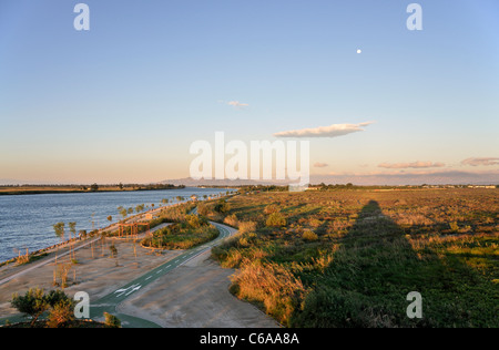 Lever du soleil s'allume. Èbre à sa base, près de la côte. Delta de l'Ebre. Province de Tarragone. Espagne Banque D'Images