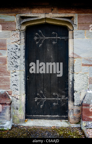 Géorgien orné charnière sur la sacristie porte de St James' Church, à Acton Trussell, Stafford Banque D'Images