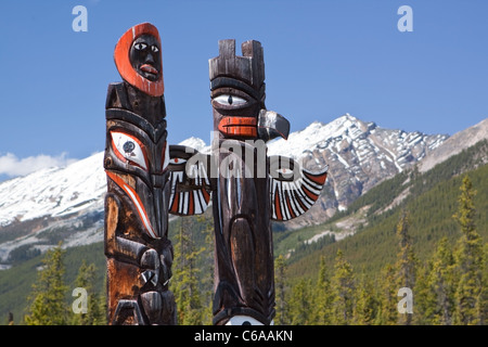 Les Totems Canada avec les Rocheuses en arrière-plan Banque D'Images