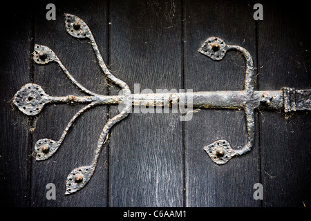 Géorgien orné charnière sur la porte d'entrée principale de St James' Church, à Acton Trussell, Stafford Banque D'Images