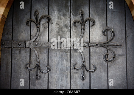 Géorgien orné charnière sur la porte d'entrée principale de St James' Church, à Acton Trussell, Stafford Banque D'Images