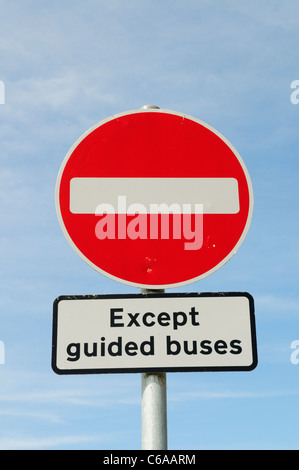 Pas d'entrée à l'exception des autobus guidé Sign, Fen Drayton, Cambridgeshire, Angleterre, RU Banque D'Images