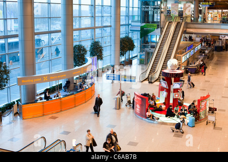 L''aéroport de Domodedovo à l'intérieur. Moscou - 25 avril : l'aéroport de Domodedovo en Russie de l'intérieur, le 25 avril 2011, Moscou, Russie Banque D'Images