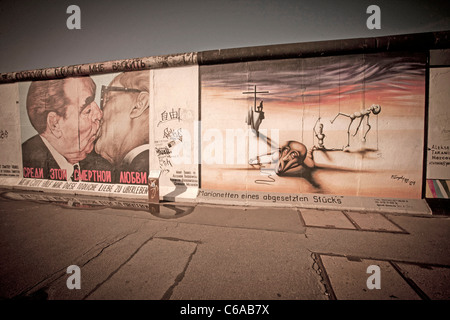 Mur repeint en peinture à East Side Gallery, Berlin wall, Mauer, le baiser, Berlin, Allemagne Banque D'Images