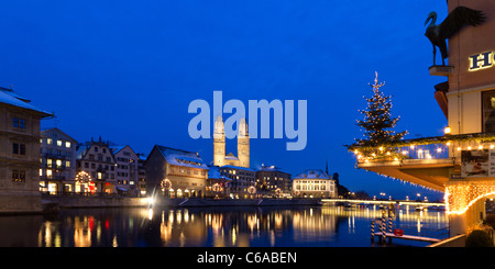 La Suisse, Zurich, vieille ville, rivière Limmat la nuit, Limmatquai Grossmunster, Hotel Storchen Banque D'Images