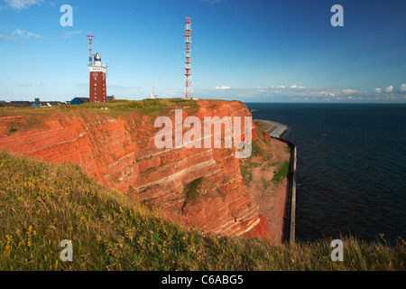 Falaise et le phare sur l'île de Helgoland Banque D'Images