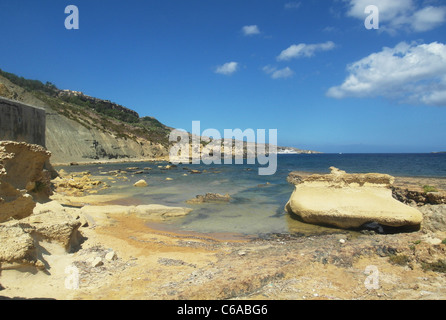 Vue vers Mgarr, Gozo, Malte avec ferry à distance Banque D'Images