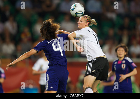 Saki Kumagai du Japon (l) et Alexandra Popp d'Allemagne (r) aller pour un en-tête au cours d'une Coupe du Monde féminine 2011 match quart de finale Banque D'Images