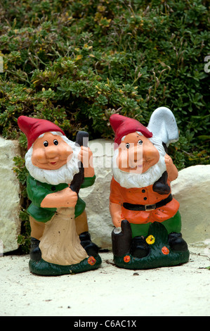 Deux gnomes colorés dans un jardin Banque D'Images