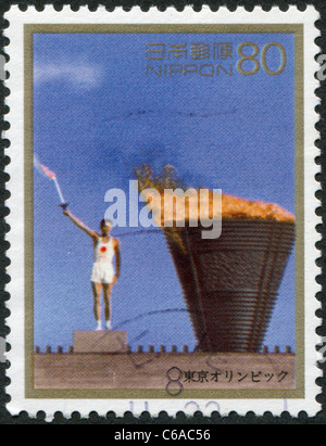 Japon - 1996 : timbre imprimé au Japon, montre l'allumage de la flamme olympique, Yoshinori Sakai, Tokyo 1964 Banque D'Images