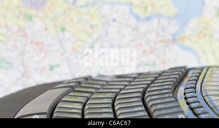 Clavier noir placé à l'avant de la carte avec focus sélectif sur le clavier avec une faible profondeur de foyer utilisé. Banque D'Images