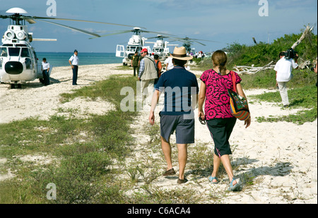 Le Président Felipe Calderon et première dame walking on beach vers hélicoptères au cours de tournage du Mexique ; La Tournée royale. Banque D'Images