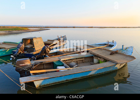Les petits bateaux de pêche d'huîtres attachées sur la plage au crépuscule. Apalachacola, en Floride. Note durée de tri des huîtres Banque D'Images
