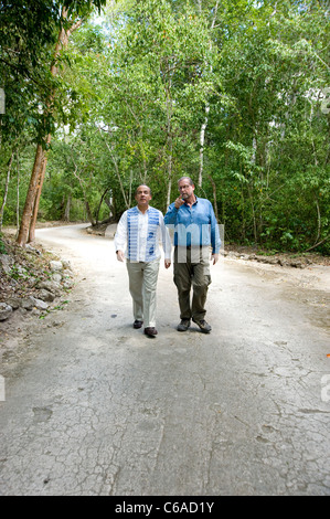 Le Président Felipe Calderon et Peter Greenberg arrivent à Calakmul Banque D'Images