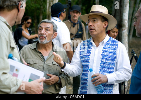 Le Président Calderon avec guide de Calakmul Banque D'Images