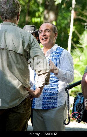 Le Président Felipe Calderon en discussion avec le réalisateur John Feist de Calakmul Banque D'Images
