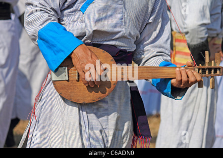 Homme Yobin avec sa guitare au Festival culturel Eco Namdapha, Miao, de l'Arunachal Pradesh, Inde Banque D'Images