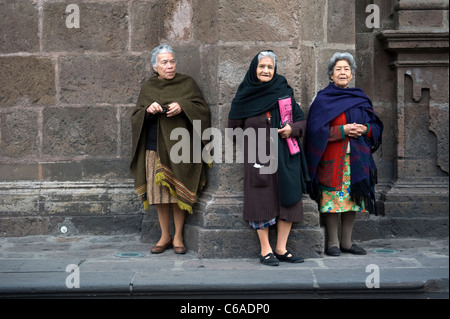 Les femmes âgées dans la rue à Morelia , Mexique Banque D'Images