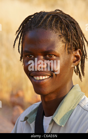 Smiling man de tresses, Herero, Namibie Banque D'Images