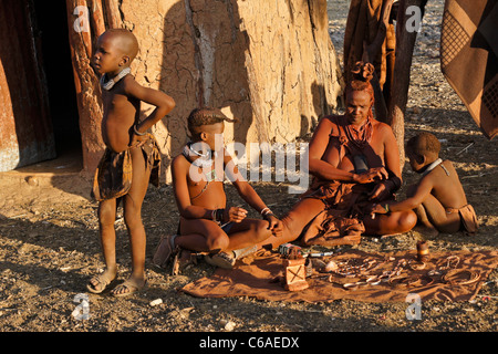 Mère et enfants dans les Himba village près d'Opuwo, Namibie Banque D'Images