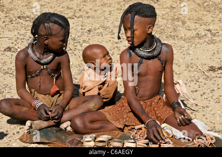 Les filles et Himba bébé dans village près d'Opuwo, Namibie Banque D'Images