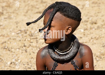 Jeune fille Himba avec cheveux tressés, Opuwo, Namibie Banque D'Images