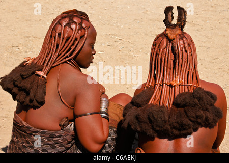 Les femmes Himba près d'Opuwo, Namibie Banque D'Images