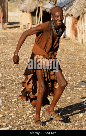 La danse de l'homme Himba village près d'Opuwo, Namibie Banque D'Images