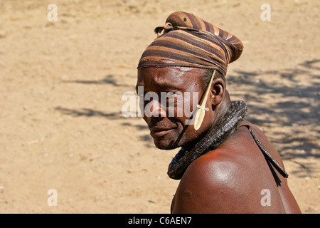 Chef Himba (chef de clan) dans village près d'Opuwo, Namibie Banque D'Images